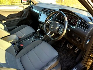 2018 Volkswagen Tiguan II, чёрный, 2000000 рублей, вид 2