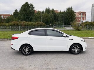 2017 Kia Rio III Рестайлинг, белый, 1150000 рублей, вид 4