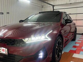 2020 Kia K5 III, красный, 2650000 рублей, вид 1