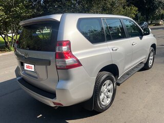 2013 Toyota Land Cruiser Prado 4-speed 150 Series Рестайлинг 1, серебристый, 3450000 рублей, вид 3