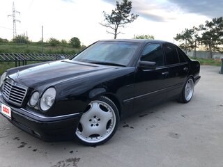 1999 Mercedes-Benz E-Класс 240 II (W210, S210) Рестайлинг, чёрный, 890000 рублей, вид 1