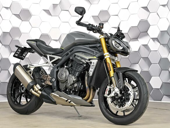 2022 Triumph Speed Triple, серебристый, 1117000 рублей