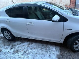 2013 Toyota Aqua I, белый, 760000 рублей, вид 2