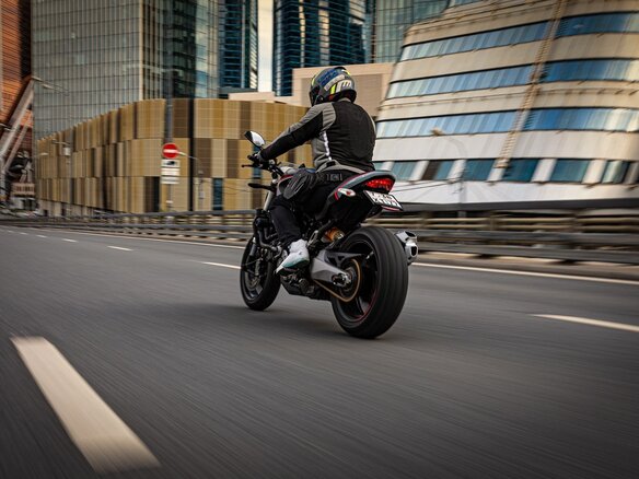 2020 Ducati Monster 821, чёрный, 900000 рублей - вид 2
