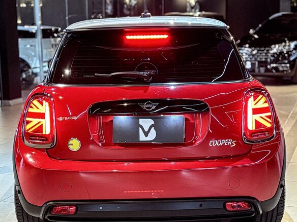 2023 Mini Hatch Cooper III (F55/F56) Рестайлинг 2, красный, 3450200 рублей - вид 4