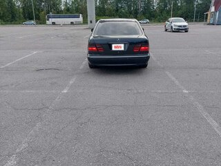 2001 Mercedes-Benz E-Класс 200 II (W210, S210) Рестайлинг, чёрный, 530000 рублей, вид 3