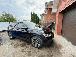 2021 Volkswagen Tiguan II Рестайлинг, чёрный, 3700000 рублей, вид 2