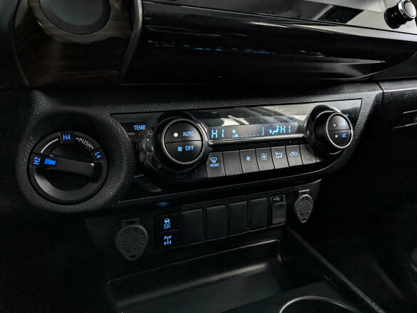 2022 Toyota Hilux VIII Рестайлинг 2, серебристый - вид 20