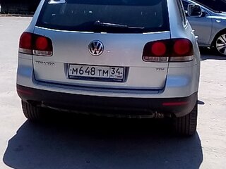 2007 Volkswagen Touareg I Рестайлинг, серебристый, 1450000 рублей, вид 2