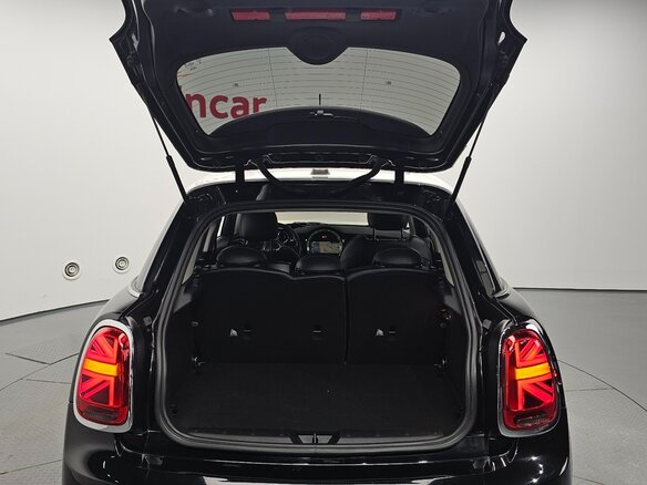 2022 Mini Hatch Cooper III (F55/F56) Рестайлинг 2, чёрный, 1795000 рублей - вид 21