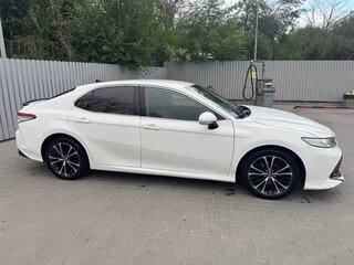 2018 Toyota Camry VIII (XV70), белый, 1650000 рублей, вид 3