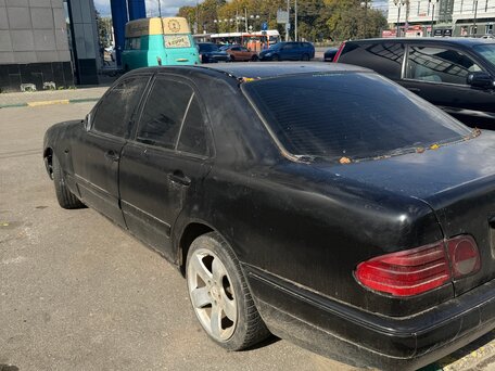 1996 Mercedes-Benz E-Класс 220 II (W210, S210), чёрный, 80000 рублей, вид 4
