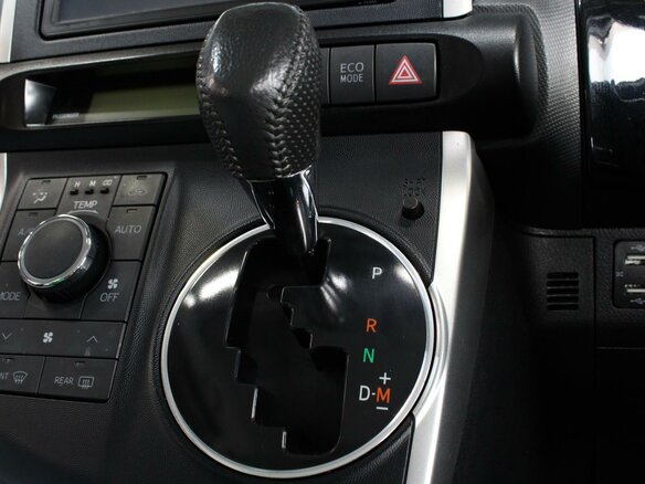 2010 Toyota Wish II, белый - вид 15