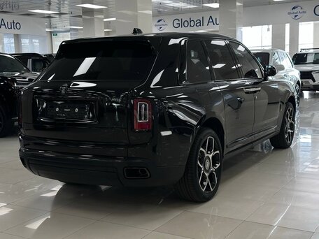 2023 Rolls-Royce Cullinan Black Badge I (Series I), чёрный, 45000000 рублей, вид 4