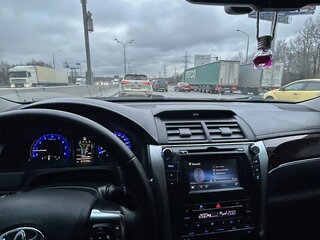2016 Toyota Camry VII (XV50) Рестайлинг, чёрный, 2200000 рублей, вид 2