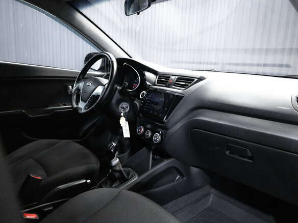 2015 Kia Rio III Рестайлинг, чёрный, 900000 рублей - вид 14