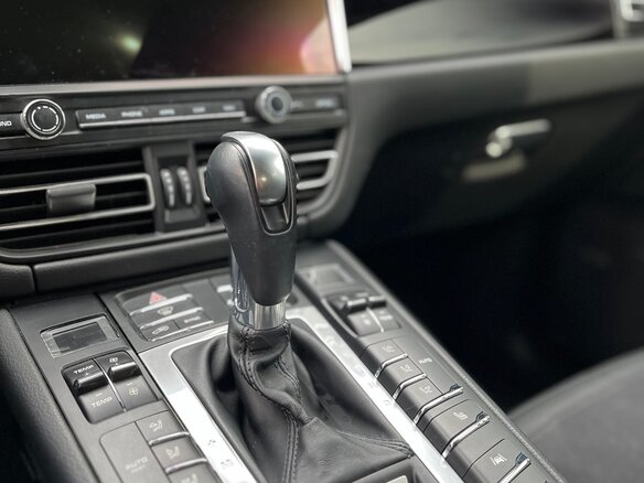 2021 Porsche Macan S I Рестайлинг, белый, 4500000 рублей - вид 18
