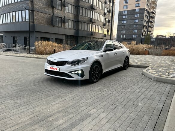 2019 Kia Optima IV Рестайлинг, белый, 1450000 рублей - вид 2