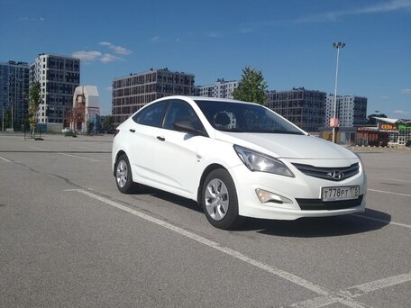 2015 Hyundai Solaris I Рестайлинг, белый, 700000 рублей, вид 1