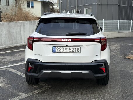 2023 Kia Seltos I Рестайлинг, белый, 2110000 рублей, вид 5