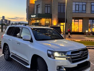 2019 Toyota Land Cruiser 200 Series Рестайлинг 2, белый, 9300000 рублей, вид 3