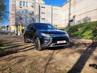2020 Mitsubishi Outlander III Рестайлинг 3, чёрный, 2400000 рублей, вид 2