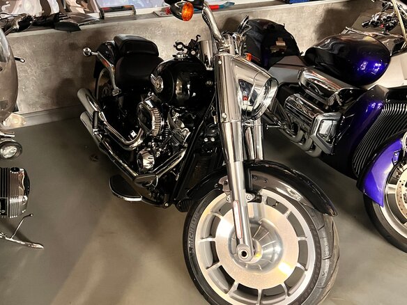 2023 Harley-Davidson Fat Boy, чёрный, 2300000 рублей - вид 1