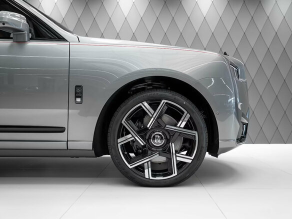 2025 Rolls-Royce Cullinan Black Badge I Рестайлинг (Series II), серый, 69100000 рублей - вид 7