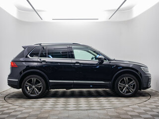 2017 Volkswagen Tiguan II, чёрный, 2815000 рублей, вид 4