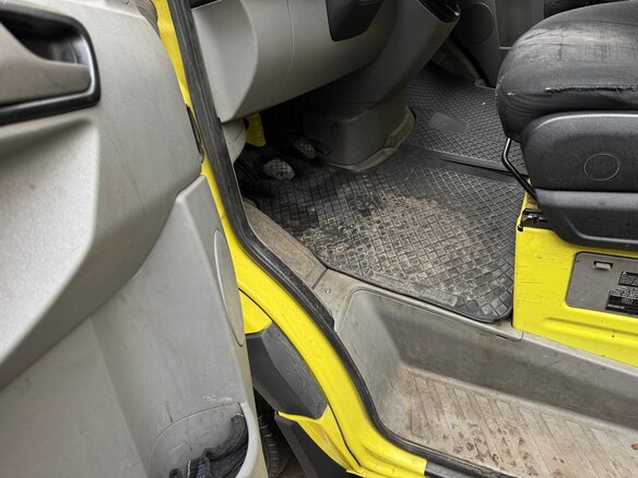 2018 Mercedes-Benz Sprinter, жёлтый, 1999999 рублей - вид 5