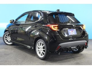 2022 Toyota Yaris IV, чёрный, 880000 рублей, вид 3
