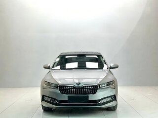 2023 Skoda Superb III Рестайлинг, серебристый, 2200000 рублей, вид 2