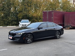 2025 BMW 5 серии Long 530Li xDrive VIII (G60/G61/G68), чёрный, 7250000 рублей, вид 4