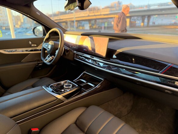 2025 BMW 7 серии 740i xDrive VII (G70), чёрный, 16500000 рублей - вид 16