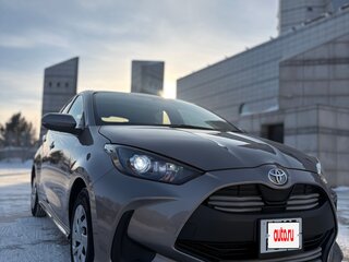 2021 Toyota Yaris IV, серый, 1290000 рублей, вид 2