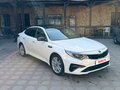 2019 Kia Optima IV Рестайлинг, белый, 1705000 рублей - вид 2