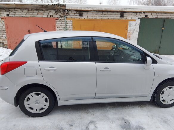 2013 Nissan Tiida I Рестайлинг, серебристый, 820000 рублей - вид 4