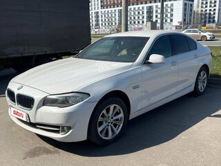 2013 BMW 5 серии 520i VI (F10/F11/F07), белый, 1390000 рублей, вид 4