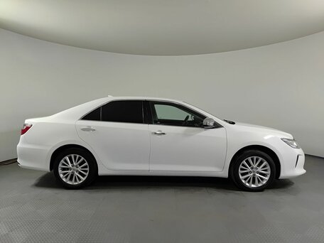2014 Toyota Camry VII (XV50) Рестайлинг, белый, 2350000 рублей, вид 4