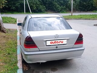 1999 Mercedes-Benz C-Класс 180 I (W202) Рестайлинг, серебристый, 330000 рублей, вид 3