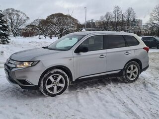 2017 Mitsubishi Outlander III Рестайлинг 2, серебристый, 1300000 рублей, вид 3