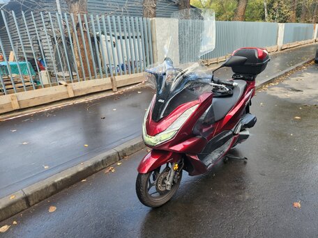 2022 Honda PCX 125, красный, 300000 рублей, вид 2