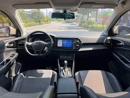 2023 Jetta VS7 I Рестайлинг 1, белый, 2050900 рублей, вид 4