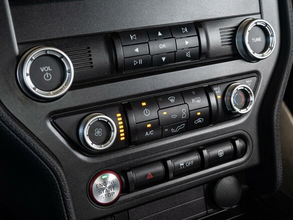 2020 Ford Mustang VI Рестайлинг, красный, 3490000 рублей - вид 12
