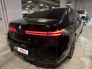 2026 BMW 7 серии 740 xDrive VII (G70) Рестайлинг, чёрный, 27000000 рублей, вид 4