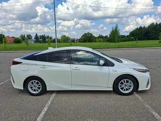 2017 Toyota Prius PHV ZVW52 IV (XW50), белый, 1850000 рублей, вид 3