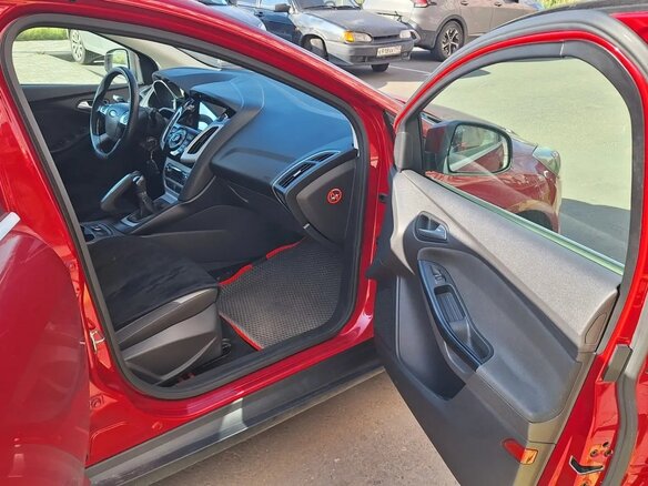 2011 Ford Focus III, красный - вид 3