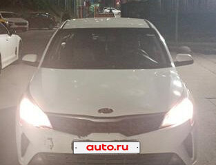 2021 Kia Rio IV Рестайлинг, белый, 1000000 рублей, вид 3