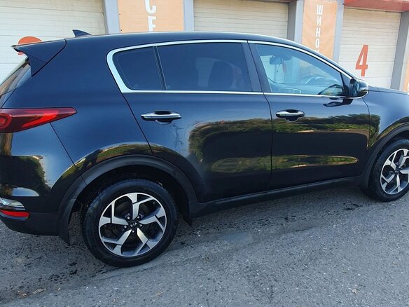 2018 Kia Sportage IV Рестайлинг, чёрный, 1850000 рублей - вид 2
