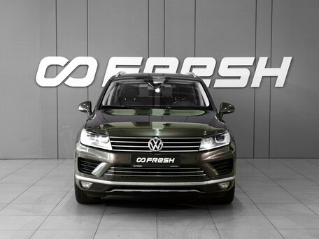 2015 Volkswagen Touareg II Рестайлинг, коричневый, 3148000 рублей, вид 3